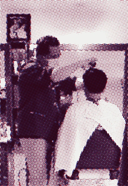 Barbero con filipina guinda cortando el cabello a un cliente de espaldas, impreso en semitono rojo y azul